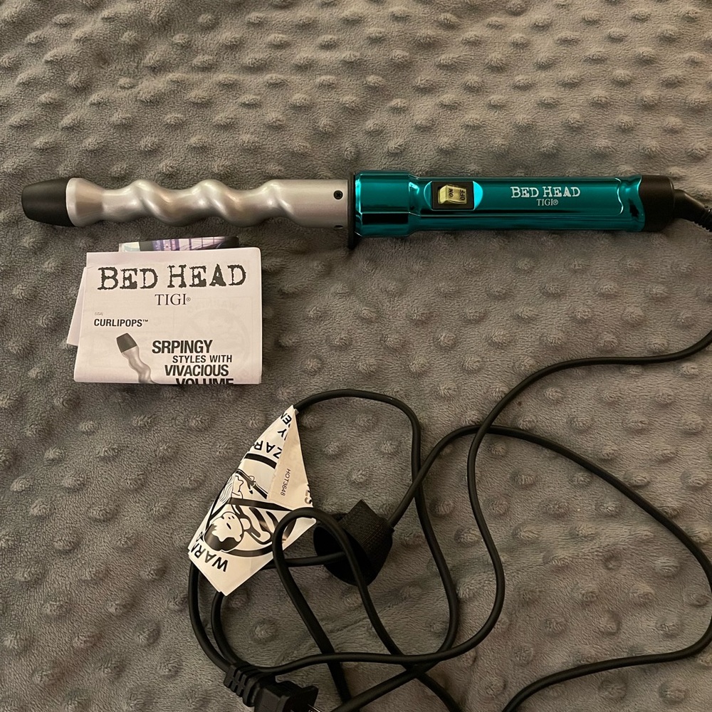 Bed Head by Tigi curling iron. New. Used once.